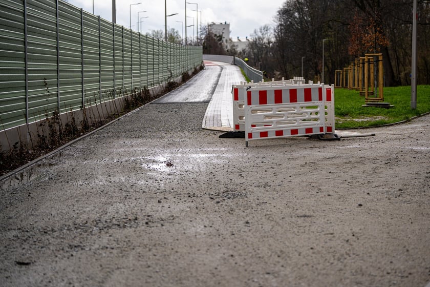 Przybywa asfaltu na kolejnych odcinkach drogi rowerowej na alei Wielkiej Wyspy.